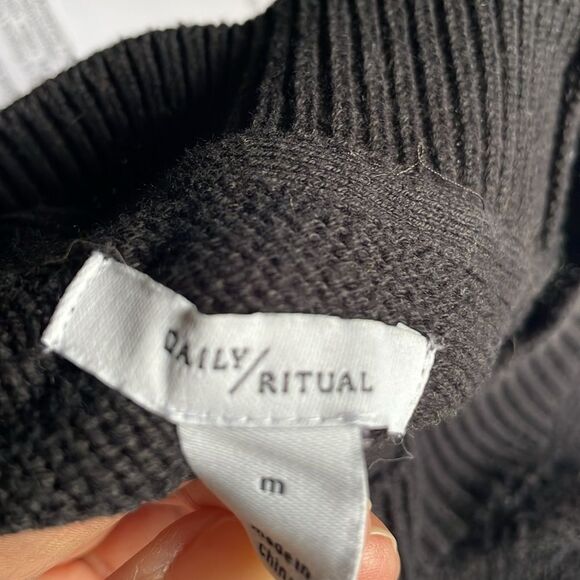 Daily/Ritual 100% Cotton Classic Black Crewneck Sweater (Size: Medium) - Picture 11 of 14
